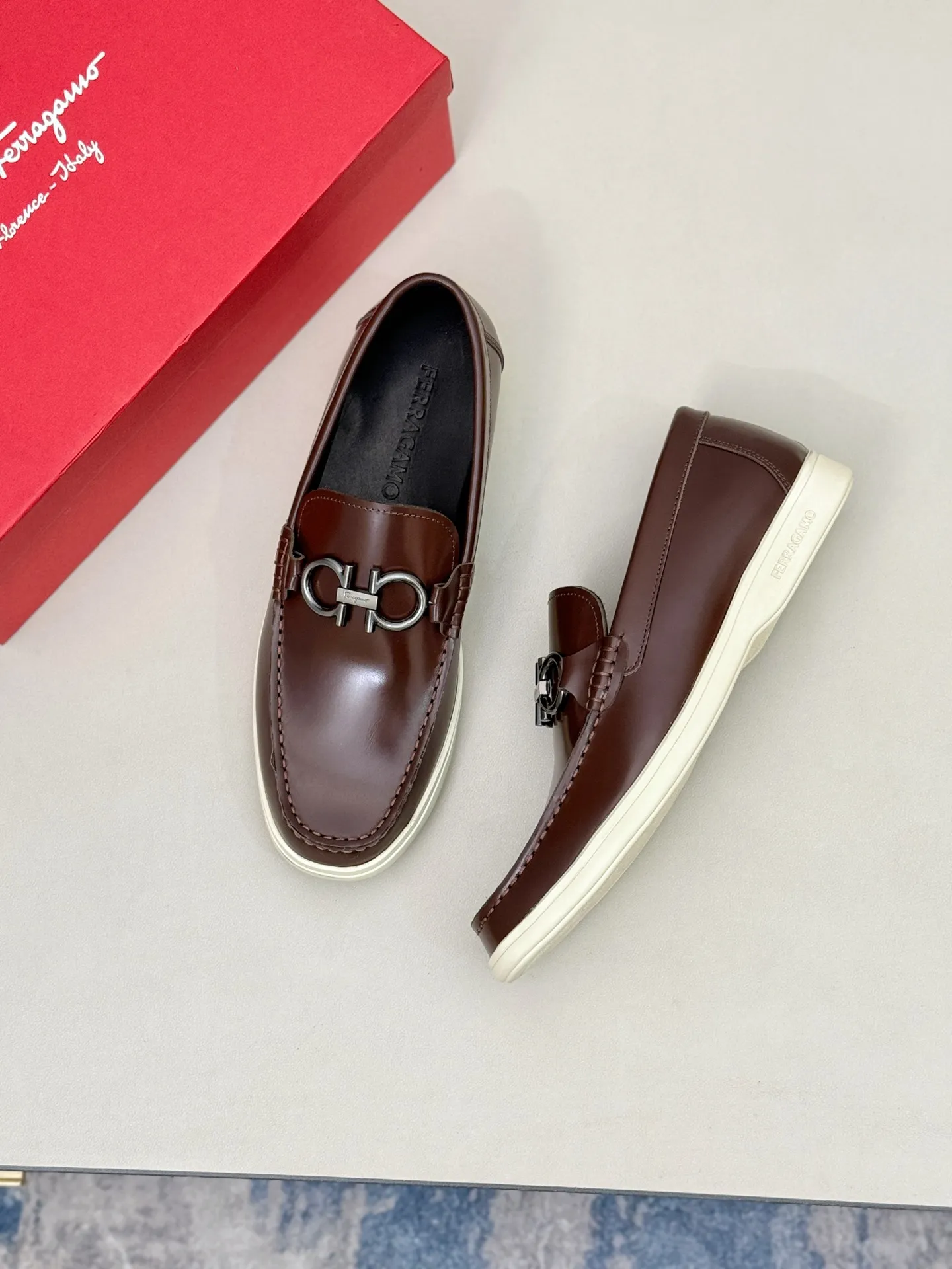 [Ferragamo] P: 580💰 Number of yards: 38~44 (45 orders are non-returnable) Ferragam's new men's driving shoes, the fabric is made of imported cowhide, with visible texture, heavy industrial stitching, dyed calfskin inside, standard logo cowhide feet, big-name experience, soft and comfortable on the feet, a men's favorite, special non-slip and wear-resistant rubber soles, easy to handle various occasions, with original box packaging!